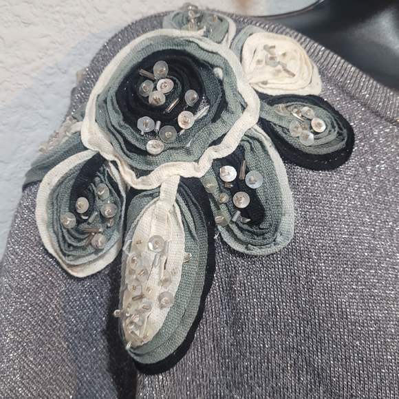 Beautiful sweater - Picture 2 of 5